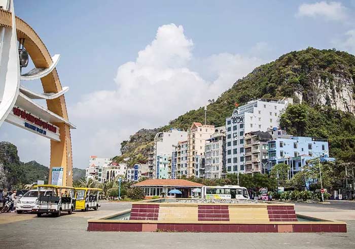 Cat Ba town