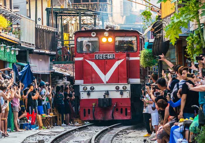 Train from Hanoi to Haiphong